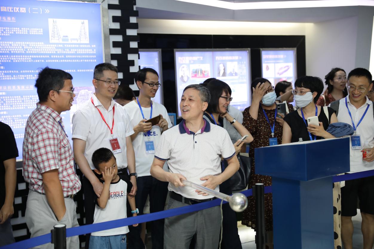 研修班学员参观中南大学物理科普基地，孙锡良教授热情介绍